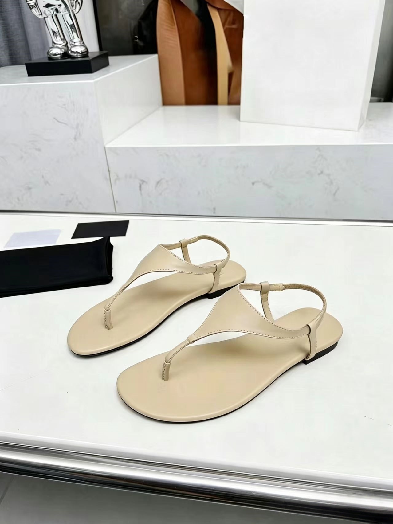 T588-1031 Ladies' sandals with flat bottoms for wearing outside