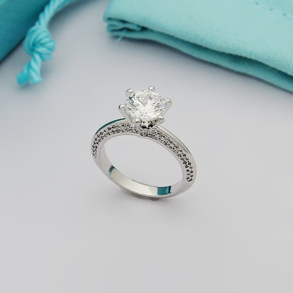 T588-857  Luxury Six Claw Diamond Ring 1 CT