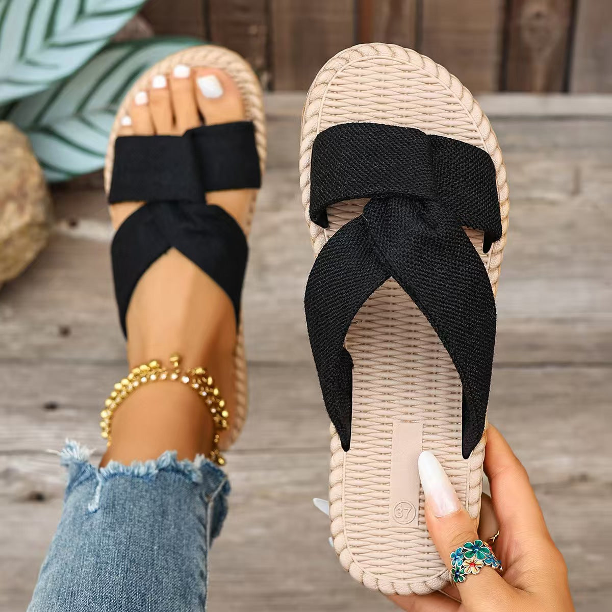 T588-1183 Cross and drag flat beach shoes on the outside