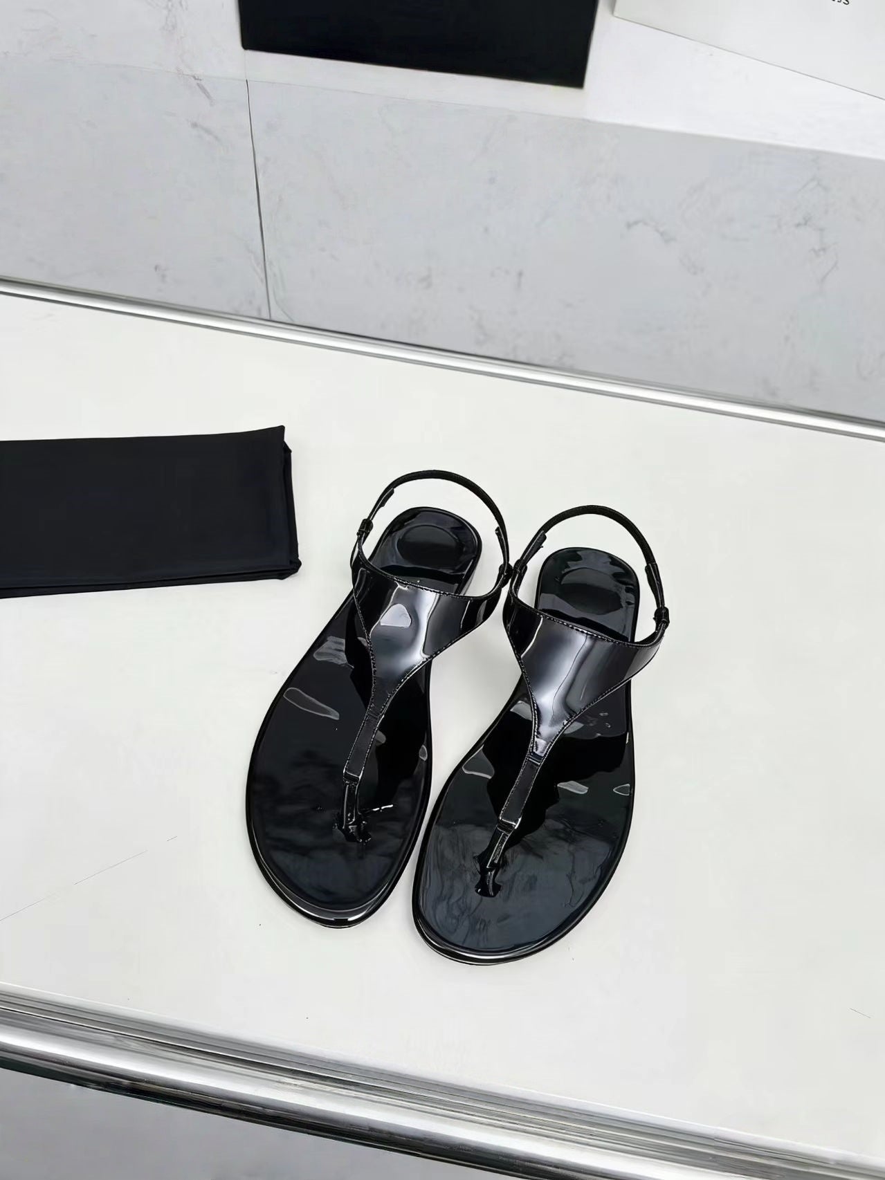 T588-1031    Ladies' sandals with flat bottoms for wearing outside