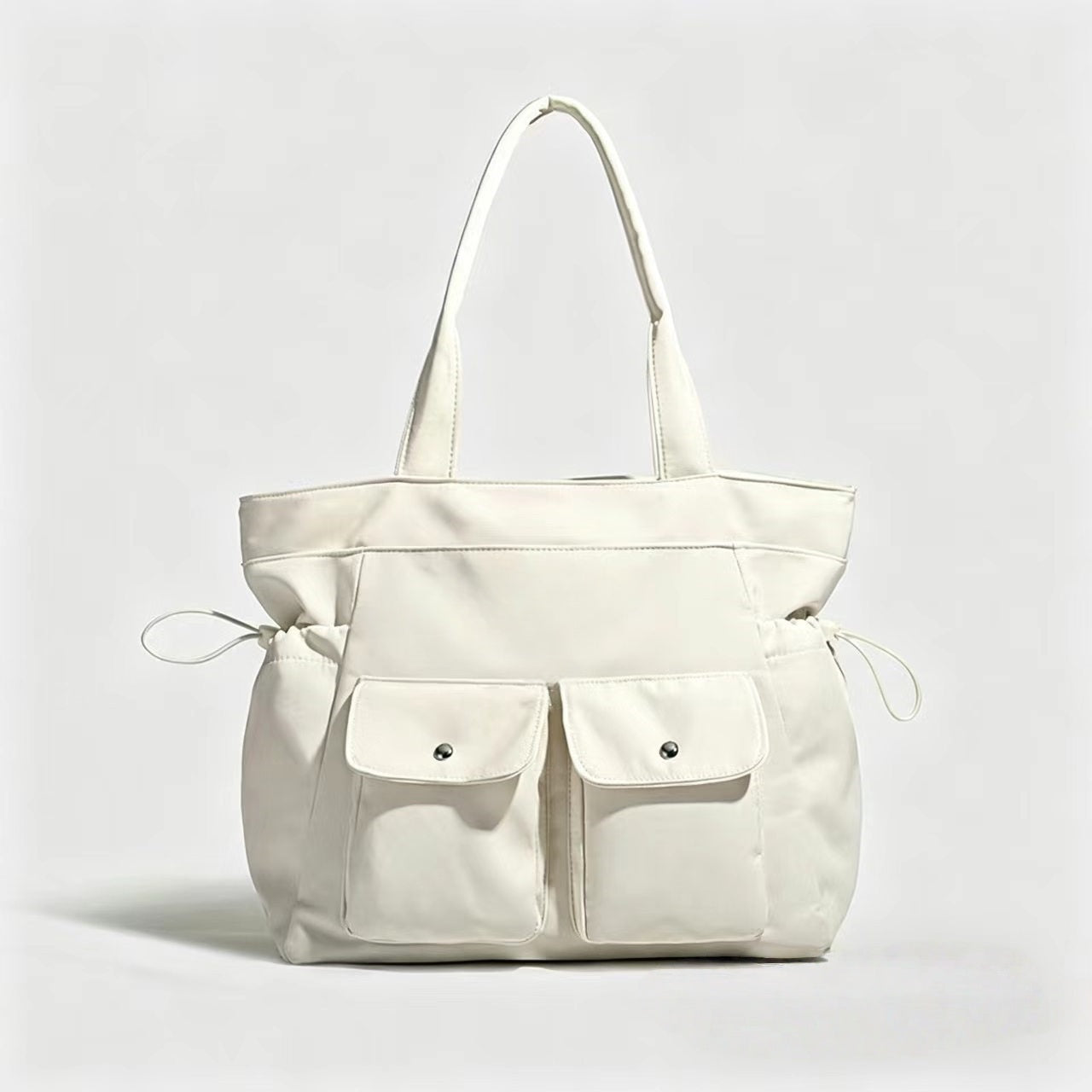 T588-1127    Minimally designed shoulder bag for commuting