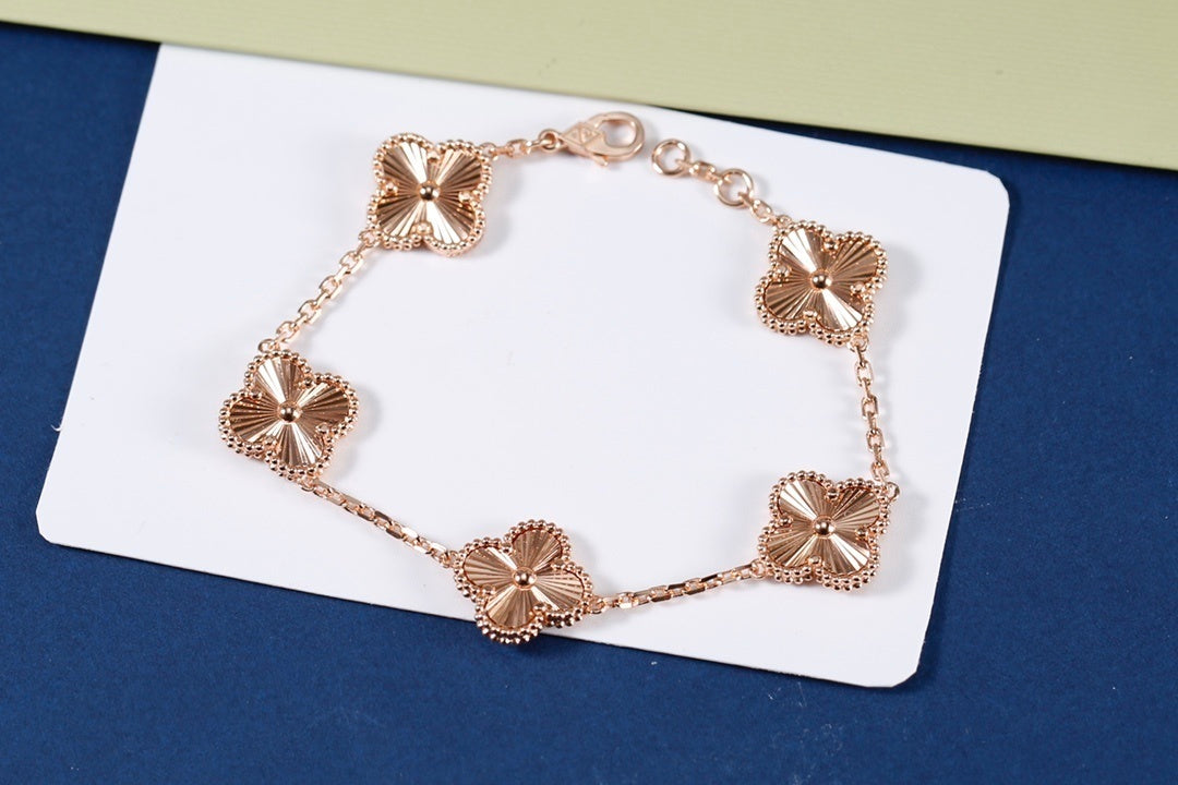 T588-707    Four leaf clover and five flower bracelet, fashionable and versatile   -SS