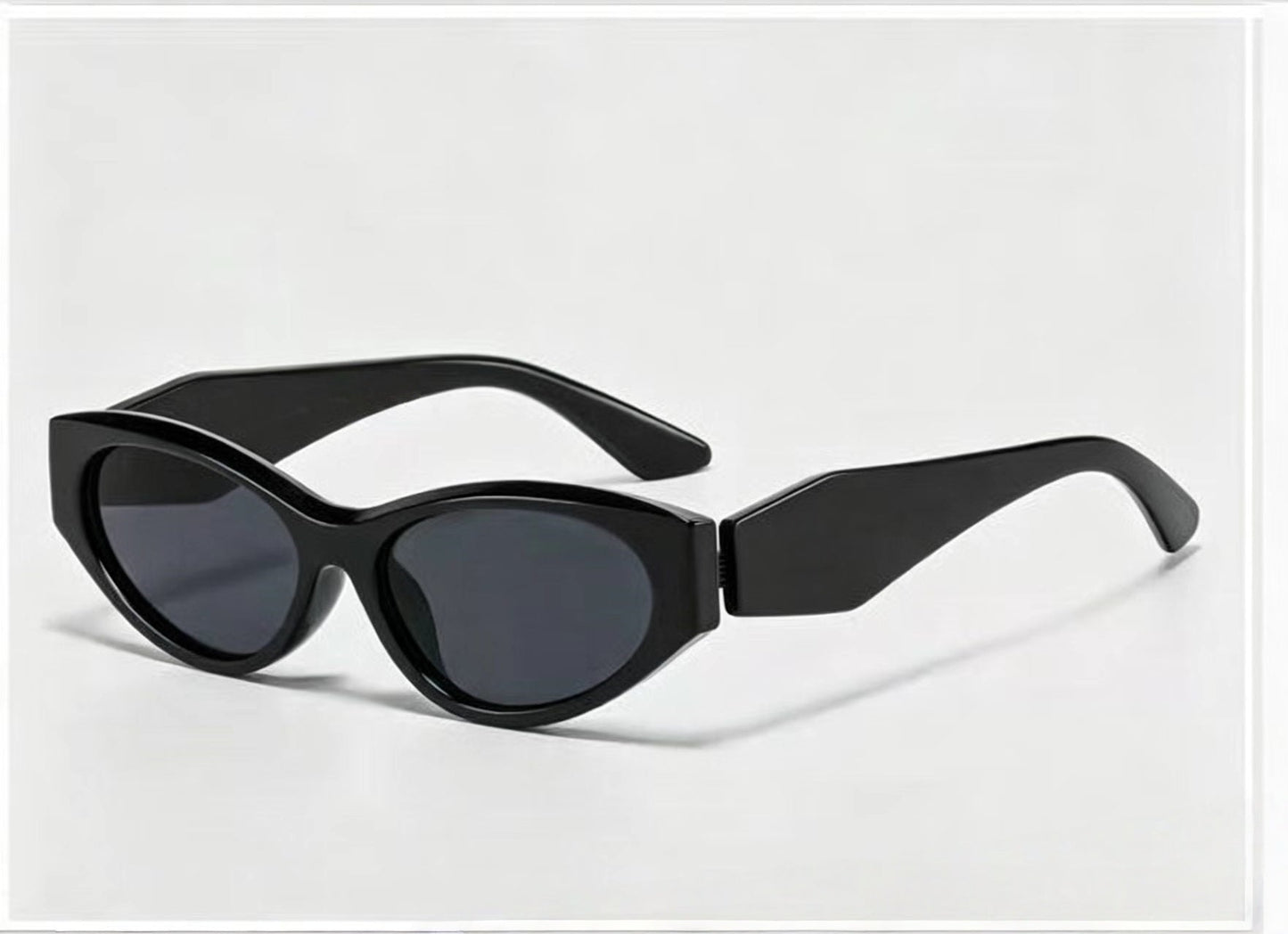 T588-1147 Sun blocking sunglasses with large frames are popular