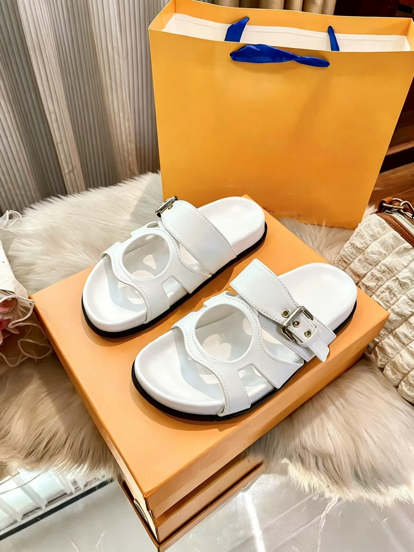 T588-1257  Cold slippers with metal buckles for versatile use on the outside