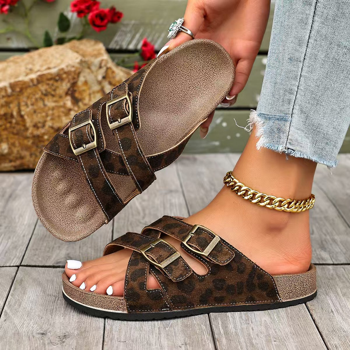 T588-1120 Thick soled slippers are versatile and retro for wearing on the outside