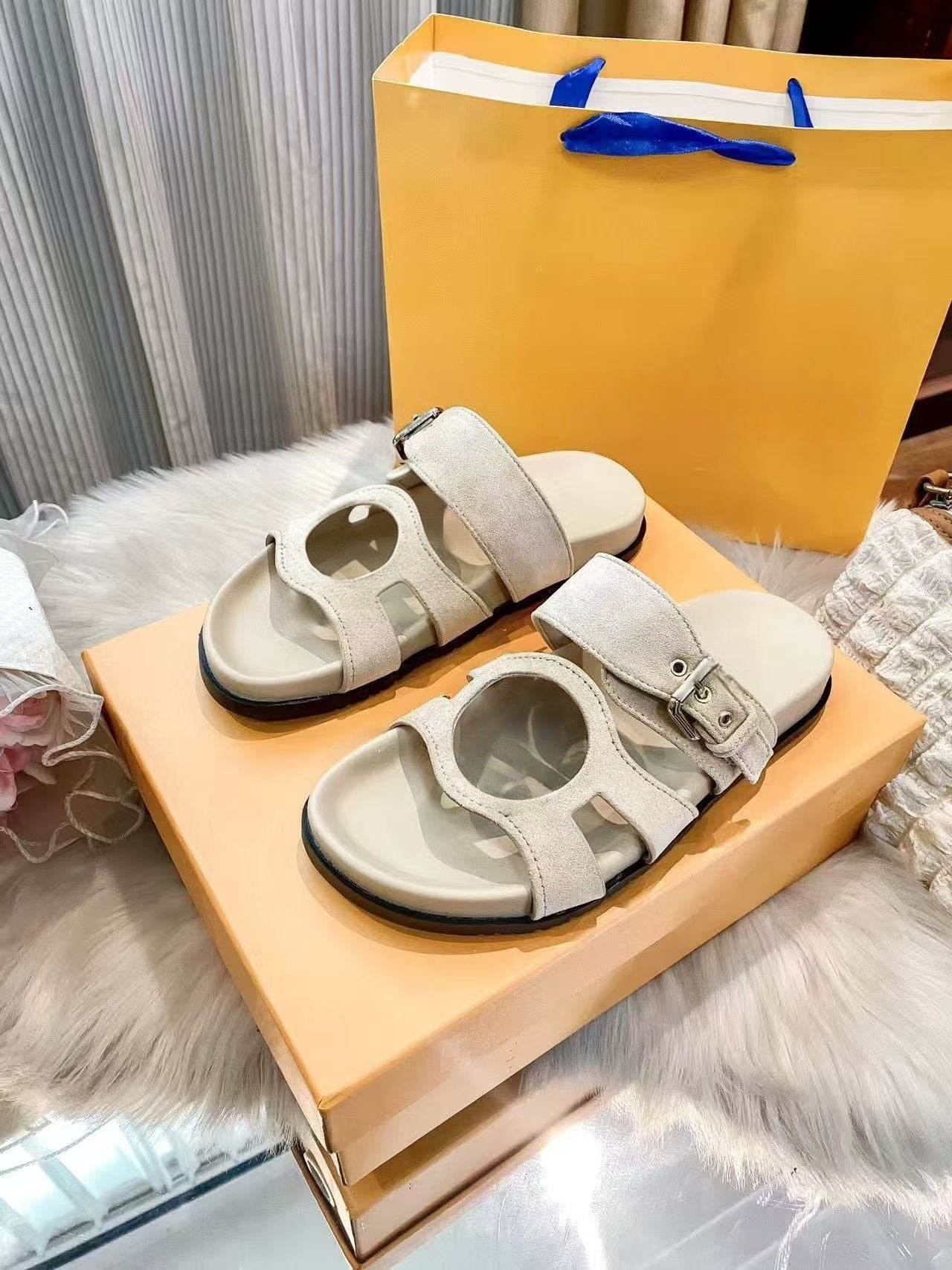 T588-1257  Cold slippers with metal buckles for versatile use on the outside